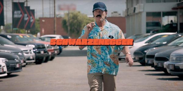 Schwarzenegger disfrazado de vendedor para gastar una broma a compradores de coches eléctricos