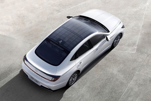 Hyundai estrena su primer coche híbrido solar que recarga las baterías