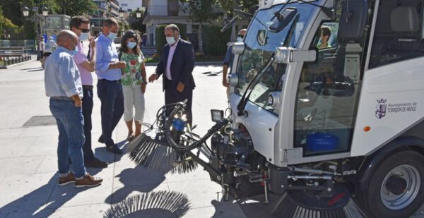 El equipo municipal de limpieza de Torrejón de Ardoz incorpora una barredora eléctrica ‘cero emisiones’