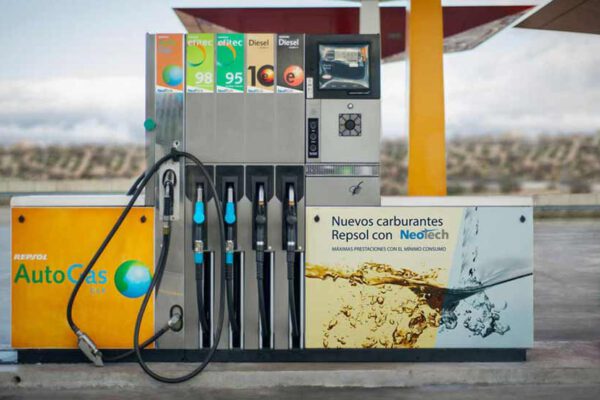 El Gobierno subirá por decreto el precio del diésel y la gasolina