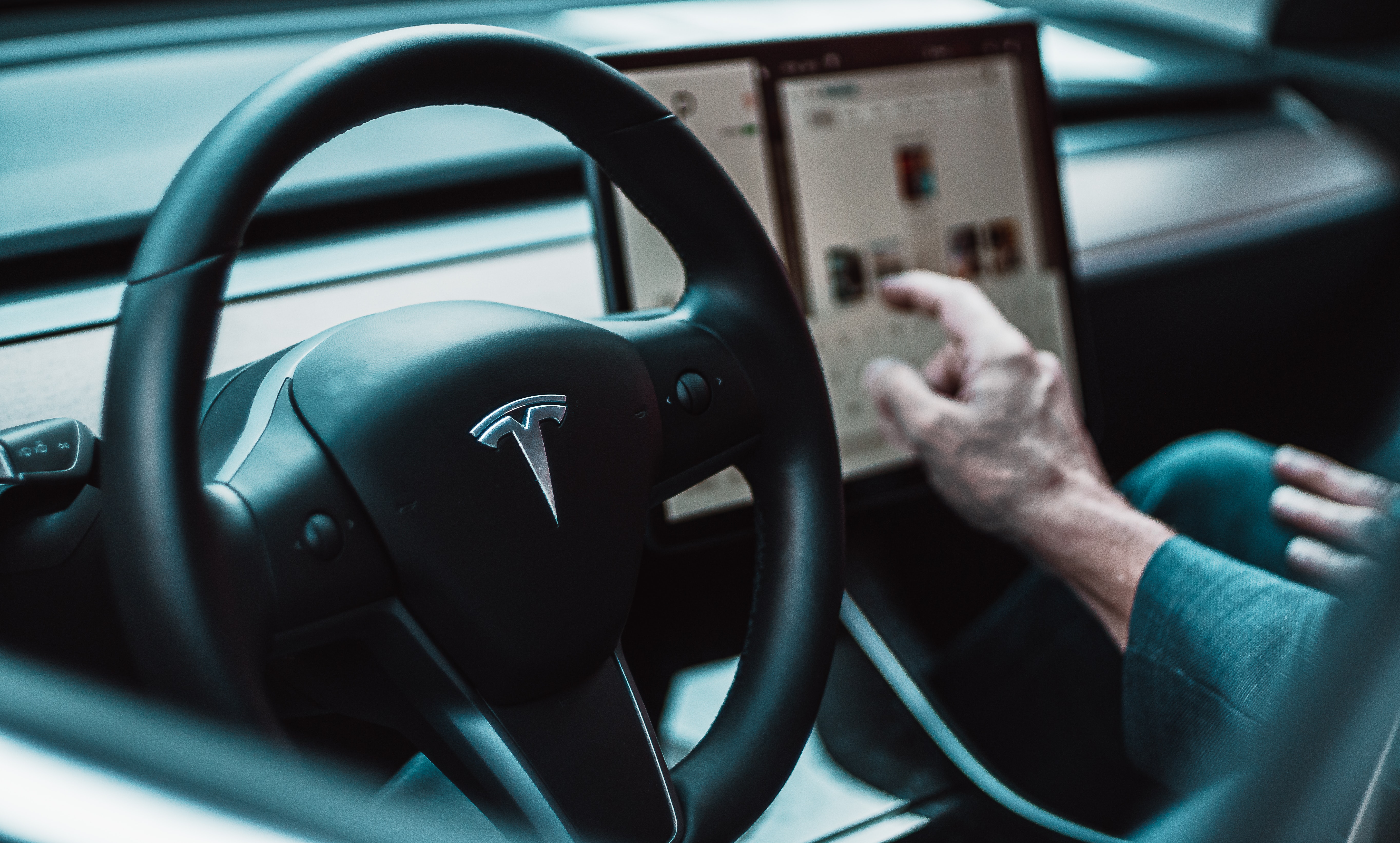 Tesla, la firma menos fiable y el coche que menos se avería es un híbrido