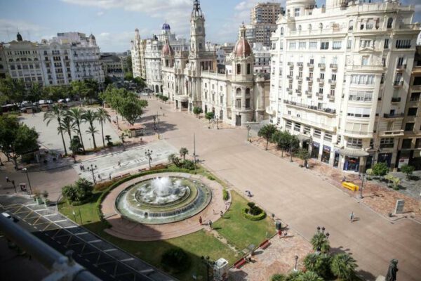 El Ayuntamiento de Valencia instalará puntos para la recarga eléctrica en farolas de diversas zonas