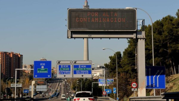 Madrid activa el protocolo por alta contaminación y limita la velocidad a 70 km/h en la M30 y accesos