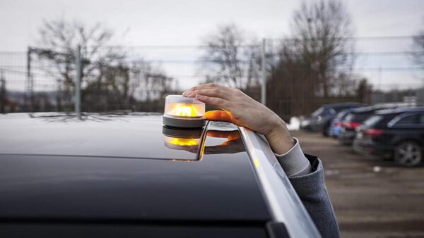 La DGT confirma el día que se podrán usar las luces V-16 para sustituir a los triángulos: a partir del 1 de julio