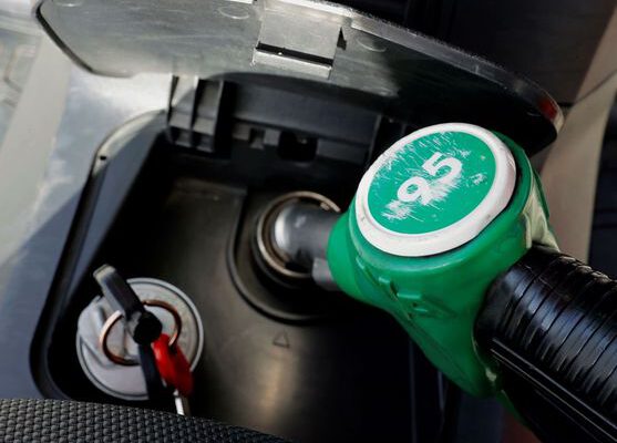 El carburante sube pese a la caída del crudo: las petroleras repercuten un 20% más de costes