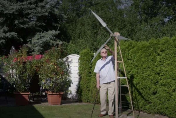 Un jubilado de 92 años patenta un aerogenerador eólico que genera tres veces más electricidad que uno normal