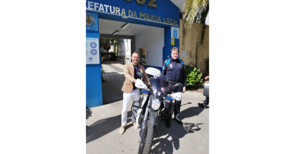 La Asociación Española del Automóvil Ecológico cede a la Policía Local de A Coruña una moto eléctrica para realizar pruebas por la ciudad