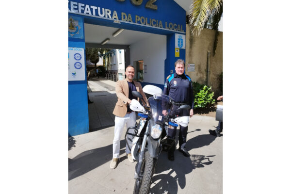 La Asociación Española del Automóvil Ecológico cede a la Policía Local de A Coruña una moto eléctrica para realizar pruebas por la ciudad