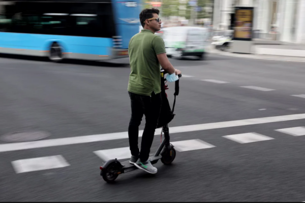 Trànsit propone una ordenanza para los patinetes en Cataluña que obliga a llevar casco, tener seguro y un mínimo de 16 años