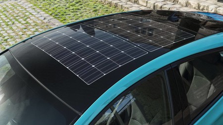 La instalación de paneles solares en el coche eléctrico podría sumar hasta 30 km de autonomía al día