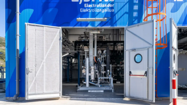 Repsol inaugura su primer electrolizador en Bilbao para dar comienzo a su andadura con el hidrógeno renovable
