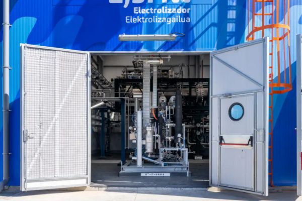 Repsol inaugura su primer electrolizador en Bilbao para dar comienzo a su andadura con el hidrógeno renovable