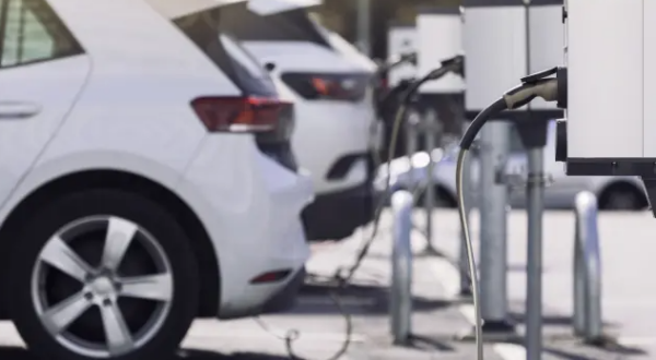 El desorbitado precio de los coches eléctricos obliga al Gobierno a pensar en adaptar la renta a las ayudas