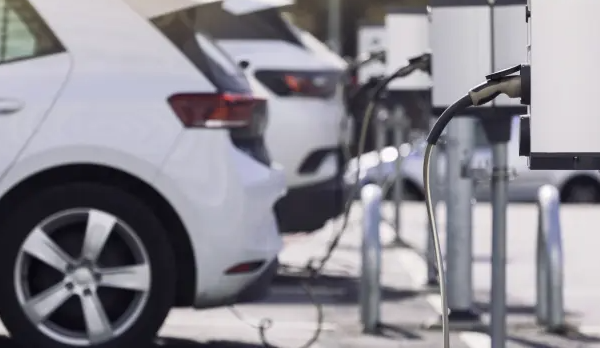 El desorbitado precio de los coches eléctricos obliga al Gobierno a pensar en adaptar la renta a las ayudas