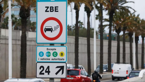 Sancionan a un conductor que empleaba un sistema casero para poder circular por la Zona de Bajas Emisiones de Barcelona