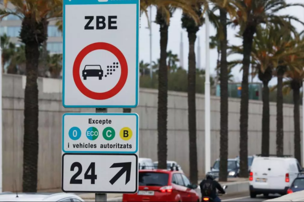 Sancionan a un conductor que empleaba un sistema casero para poder circular por la Zona de Bajas Emisiones de Barcelona