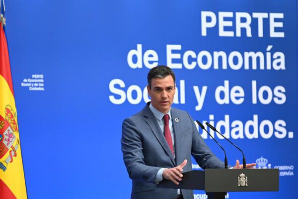 Sánchez destina más de 1.700 millones de euros a convocatorias del Perte para el impulso de vehículos eléctricos
