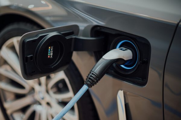 Nueva solución de recarga resuelve el problema para propietarios de vehículos eléctricos sin garaje