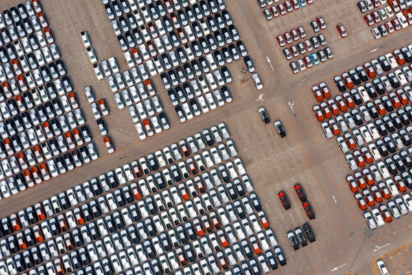La caída de demanda de coches con motor de combustión deja fábricas zombis en China