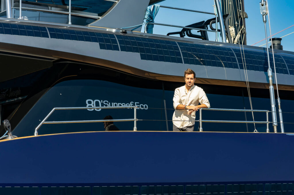 Fernando Alonso en el lujoso catamarán(1)