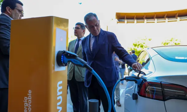 Sevilla inaugura los primeros 56 puntos de recarga públicos para vehículos eléctricos