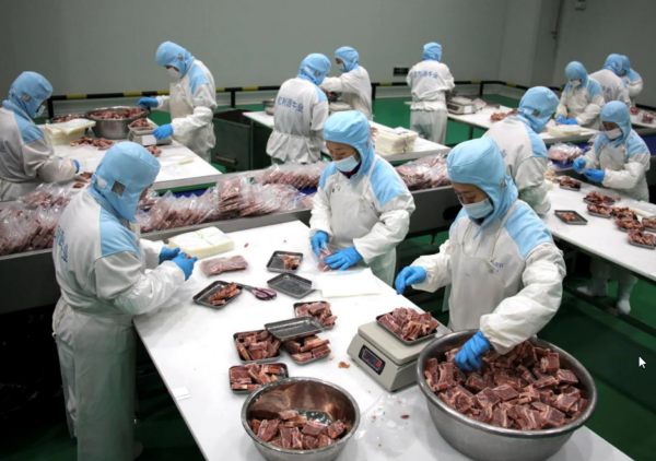 China se revela ante la subida de aranceles a sus vehículos eléctricos y abre una investigación antidumping sobre la carne de cerdo