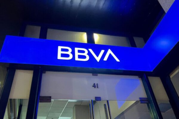 BBVA extiende a toda España su servicio para que particulares puedan financiar la compra de vehículos híbridos y eléctricos