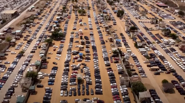 Millones de coches de segunda mano que no queremos en Occidente se envían a África y el país se harta