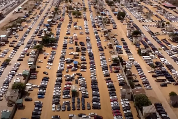 Millones de coches de segunda mano que no queremos en Occidente se envían a África y el país se harta