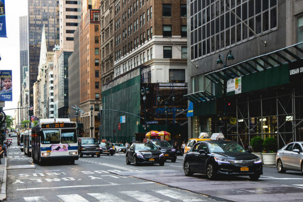 Los autobuses de Nueva York comienzan a multar a los coches que les bloquean el paso en el carril bus