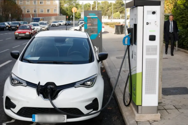 El Ayuntamiento de Madrid planea construir varios hubs de carga rápida para vehículos eléctricos en lugar de muchos puntos lentos