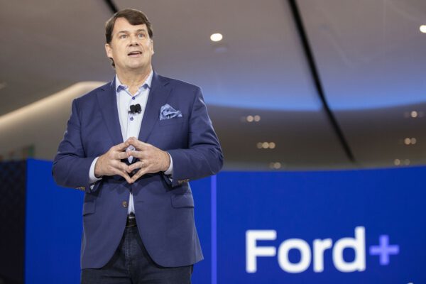 El CEO de Ford cree que la marca debe salir del negocio de los coches aburridos y entrar en el de los vehículos “icónicos”