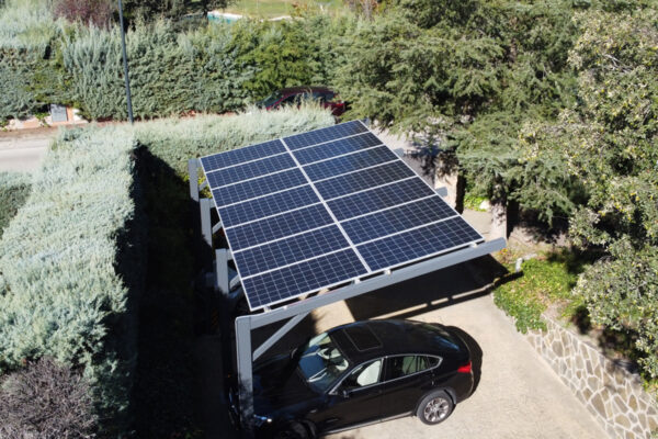 Tras adquirir un coche eléctrico, los clientes instalan paneles solares en sus hogares.