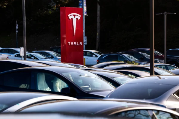 Ventas decepcionantes, promesas incumplidas y factores políticos: Tesla enfrenta una crisis perfecta y sus acciones lo reflejan