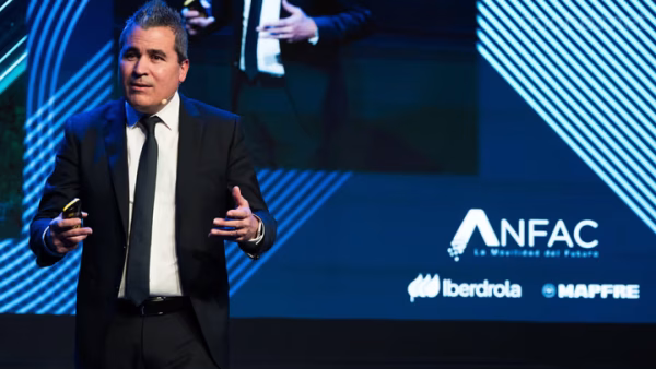 El sector del motor urge al Gobierno a aprobar incentivos fiscales para avanzar en la descarbonización: el parque automovilístico está envejecido