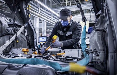Ejercer como técnico de vehículos eléctricos en China representa una ocupación con elevados niveles de riesgo