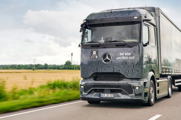 Aunque alcanza las 40 toneladas, este camión registra un consumo similar al de 10 litros de diésel por cada 100 kilómetros