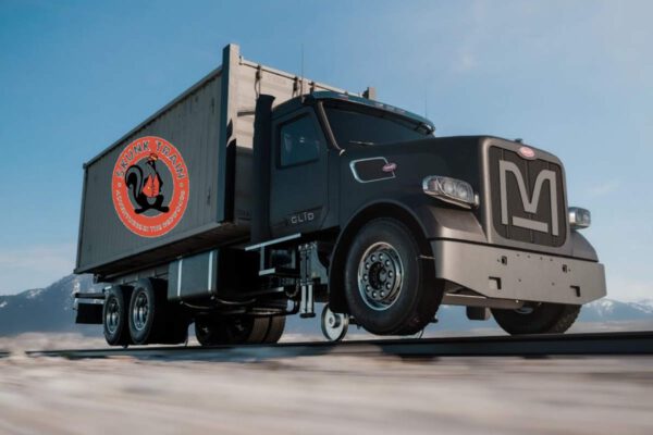 California presenta el primer camión autónomo híbrido del mundo que opera tanto en carretera como en vía férrea a través de la histórica ruta del Skunk Train