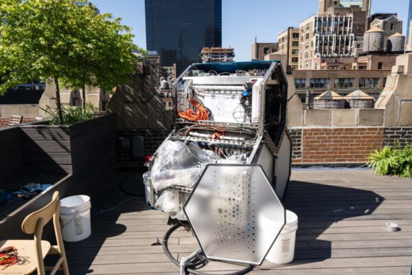 Startup de Nueva York logra producir gasolina sintética limpia extrayendo CO₂ del aire con ayuda del sol y el agua
