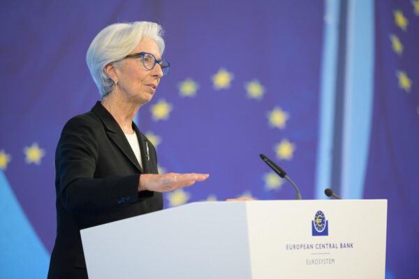 Lagarde alerta de una ralentización económica a partir del tercer trimestre debido a los aranceles