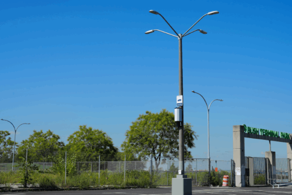 Farolas que cargan coches eléctricos: las urbes del futuro requieren menos infraestructura