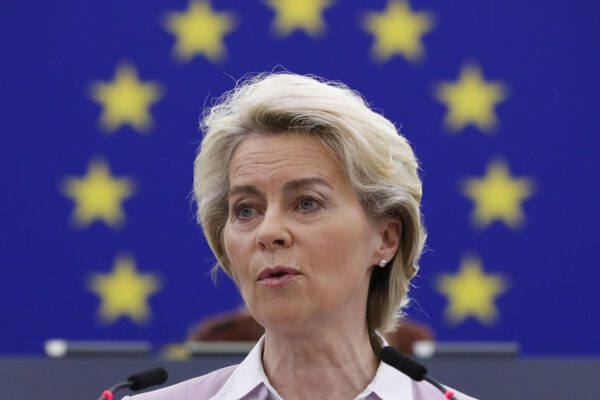 La Comisión Europea y el sector de la automoción han convenido en anticipar para finales de este año la revisión sobre el futuro del motor de combustión