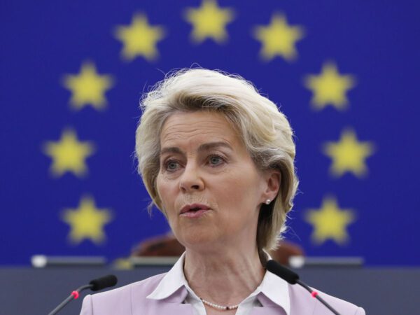 La Comisión Europea y el sector de la automoción han convenido en anticipar para finales de este año la revisión sobre el futuro del motor de combustión