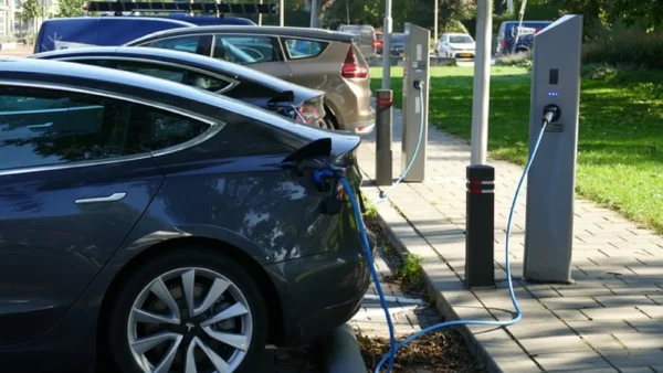 Así recargas gratis tu coche eléctrico en España sin pagar ni por combustible ni por electricidad