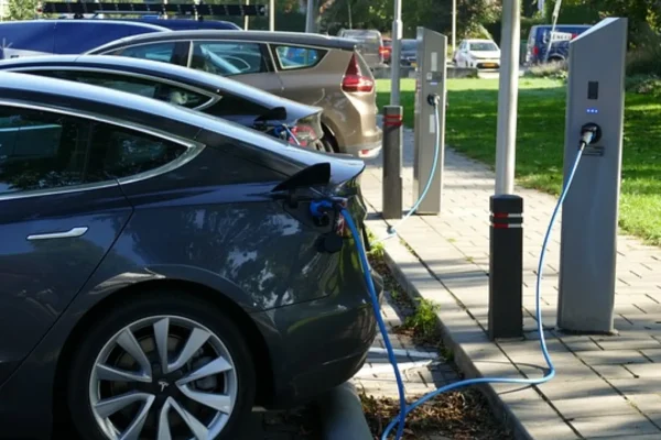 Así recargas gratis tu coche eléctrico en España sin pagar ni por combustible ni por electricidad