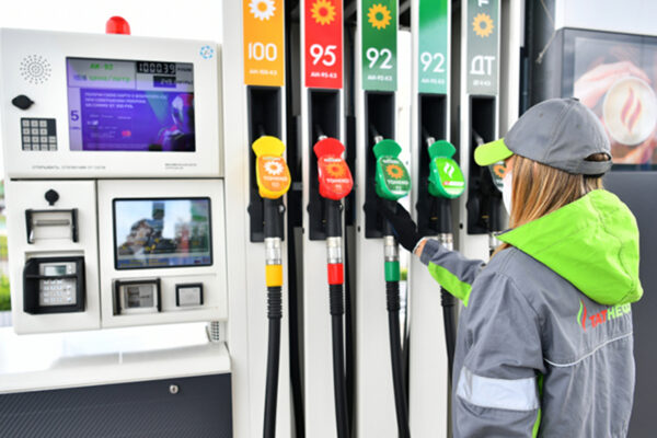 España afronta una subida de hasta 45 céntimos por litro en el combustible por los derechos de emisión