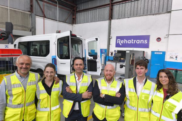 El presidente de la Asociación Española del Automóvil Ecológico visita las instalaciones de Rehatrans junto a Ford Deysa