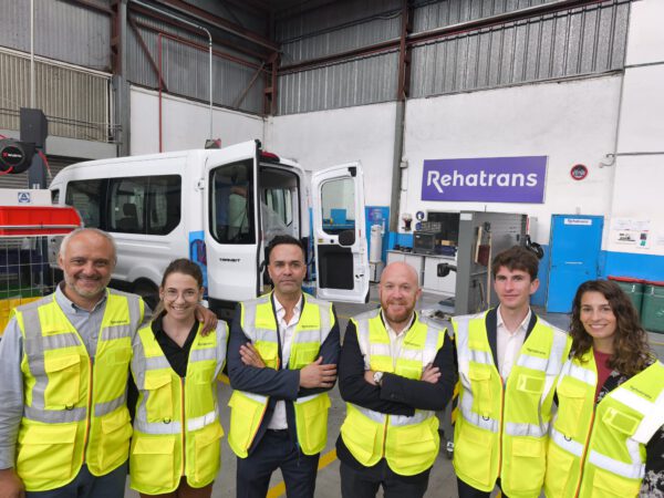 El presidente de la Asociación Española del Automóvil Ecológico visita las instalaciones de Rehatrans junto a Ford Deysa