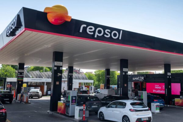 Repsol reduce los precios: el litro de gasolina renovable ya cuesta menos que el combustible premium