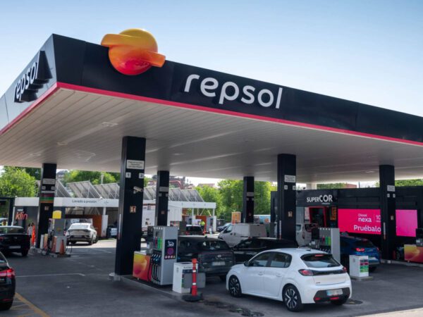 Repsol reduce los precios: el litro de gasolina renovable ya cuesta menos que el combustible premium